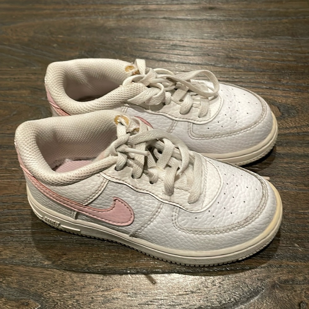 Kids White and Pink Nike sneakers.
Preowned- good condition Leather uppers. C9